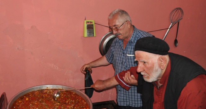 Cennet dede, 16 yıldır iftar yemeği dağıtıyor