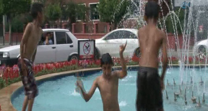 Mendilci çocukların havuz keyfi
