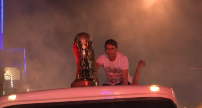 Şampiyonluk kupası İzmir'de coşkuyla karşılandı