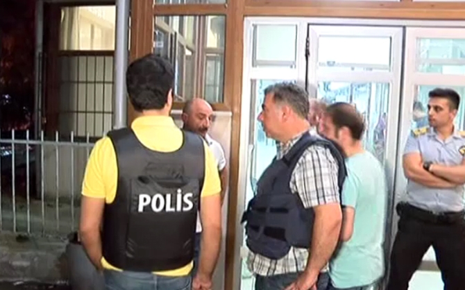 Yaralı polislerin kaldırıldığı hastanede kırmızı alarm ve duygulu anlar!