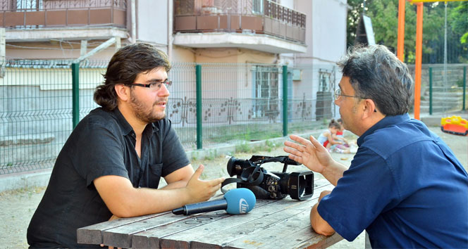 Babasıyla birlikte 9 saat enkaz altında kalan çocuk, büyüdü ve gazeteci oldu