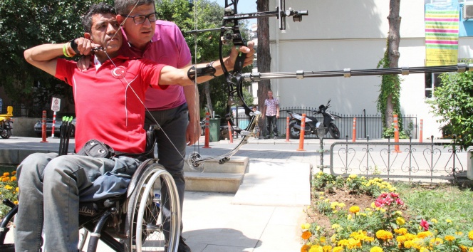 Milli sporcuya tekerlekli sandalye desteği