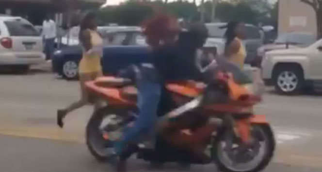Motosikletli, dansçı kıza "150'yle" böyle çarptı!