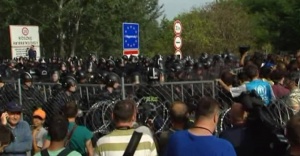 Macar polisi sığınmacılara su ve gaz sıktı