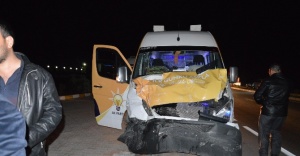 AK Parti seçim minibüsü kaza yaptı: 5 yaralı