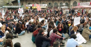 Bombalı saldırı oturma eylemiyle protesto edildi