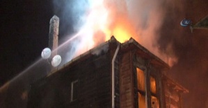Fatih’te ahşap binada yangın