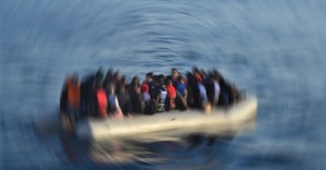 Kaçak göçmenlerin botu battı: 15 kayıp
