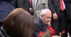 Kılıçdaroğlu tren garına karanfil bıraktı