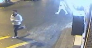 Market çalışanı hırsızı sopayla kovaladı