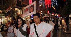 Kadına şiddeti protesto için &quot;kanlı&quot; kefen giydiler