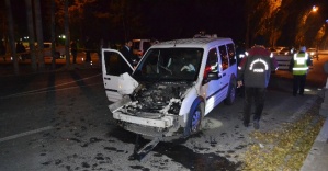 Kamyon sivil polis aracına çarptı: 3 polis yaralı