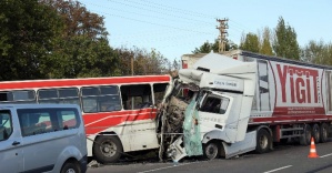 Kayseri’de feci kaza: 2 ölü, 12 yaralı