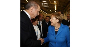 Merkel ile ayak üstü sohbet etti