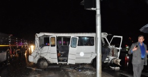 Öğrencilerin bulunduğu minibüs TIR’la çarpıştı: 16 yaralı