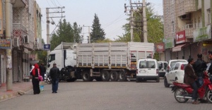 Teröristler caddeyi trafiğe kapattı