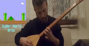 Atari müziklerini bağlama ile çaldı