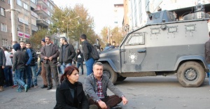 HDP’li vekil, caddenin ortasına oturdu, atıp-tuttu sonra canı sıkıldı kalkıp gitti