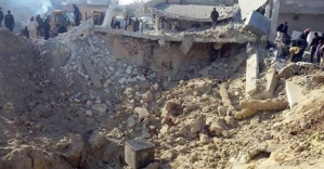 Rus uçağı Suriye&#039;de yine sivilleri vurdu: 4 ölü