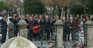 Başbakan olay yerine çiçek bıraktı, yaralıları ziyaret etti