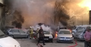 İzmir’de 11 araç yanarak küle döndü