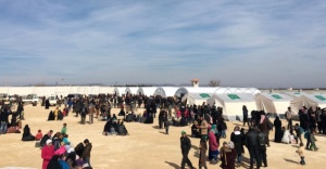Binlerce Suriyeli sınırda