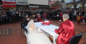 Cadde ortasında nikah kıydılar