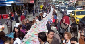 İstanbul’da kadınlar dev pankartla yürüdü