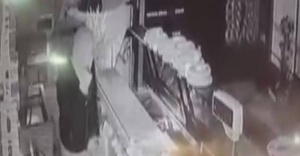 Kar maskeli hırsızlar güvenlik kamerasına yakalandı