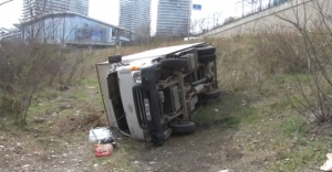 Şişli’de kontrolden çıkan kamyonet çalılıklara uçtu