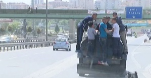 6 çocuğun İstanbul trafiğinde tehlikeli yolcuğu