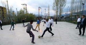 Davutoğlu çocuklarla futbol oynadı