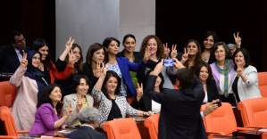 HDP’li kadın vekillerden zafer işaretiyle dokunulmazlık pozu