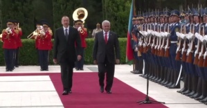 Başbakan Yıldırım Azerbaycan’da resmi törenle karşılandı