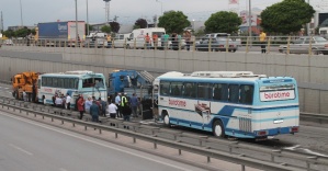İki servis otobüsüyle minibüs birbirine girdi: 36 yaralı