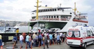 İstanbul’da faciadan dönüldü: Feribot iskeleye çarptı