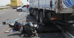 Kamyona çarpan motosiklet sürücüsü öldü