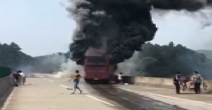 Çin&#039;de kaza yapan yolcu otobüsü alev aldı: 35 ölü