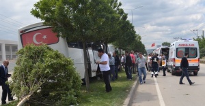 Midibüs kamyonete çarptı: 19 yaralı