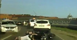 Polis motosikleti böyle durdurdu