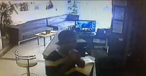 Şaşkın hırsız güvenlik kamerasını ’tükürüklü kağıt’la kapattı