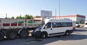 Servis minibüsü TIR’a çarptı: 17 yaralı