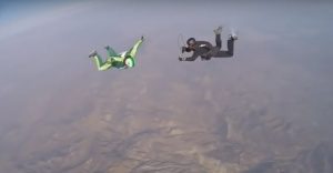 7 bin 620 metreden paraşütsüz atladı