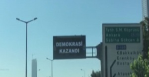 Bilgilendirme panolarında ’Demokrasi kazandı’ yazdı