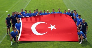 Fenerbahçe’den Türk bayraklı protesto