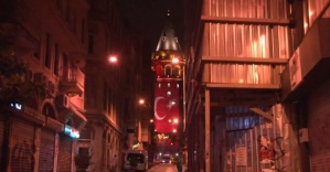 Galata Kulesi Türk bayrağına büründü