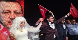 Nikah masasından kalkıp demokrasi nöbetine katıldılar