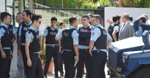 Polis üniversiteye girmek isterken ateş açıldı