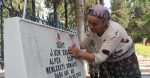 Şehitliklerde buruk ama gururlu bayram