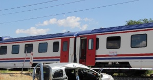 Tren otomobile çarptı: 3 ölü